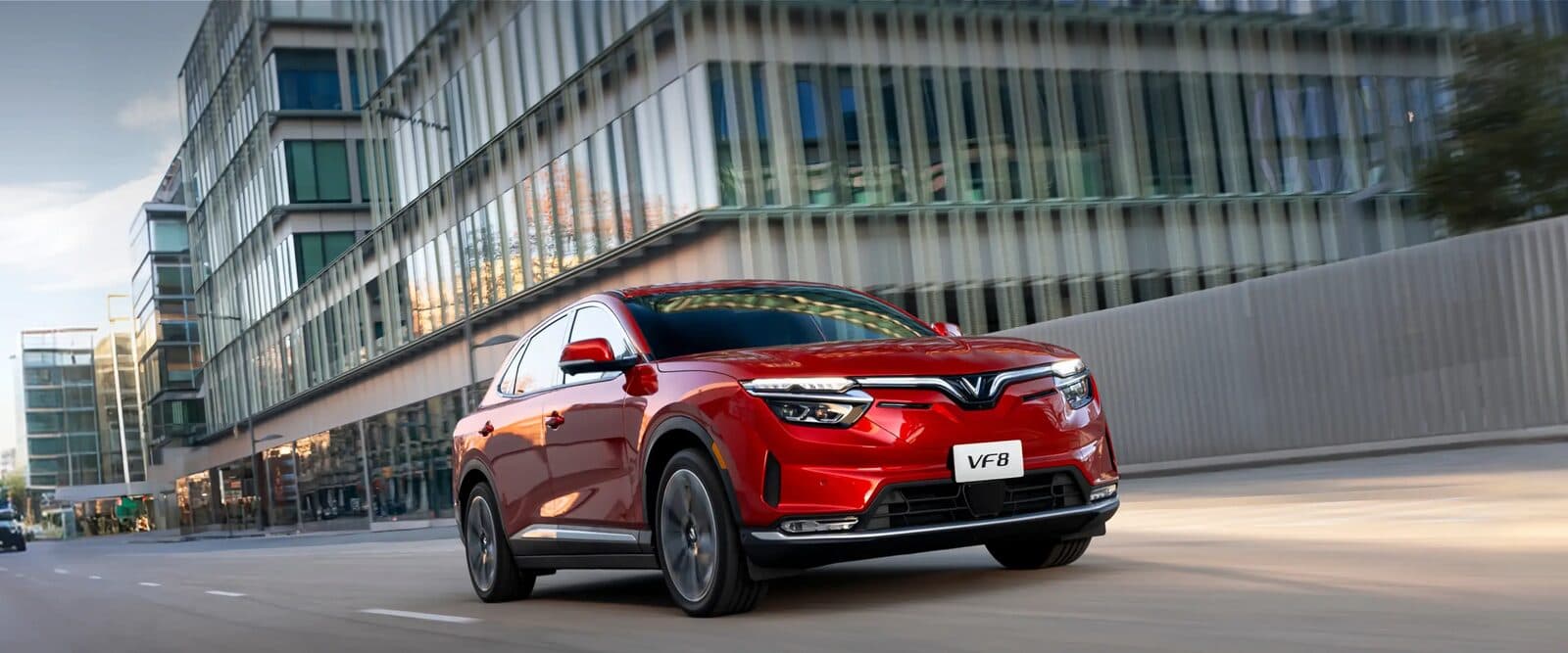 VF 8 màu đỏ chạy trong phố